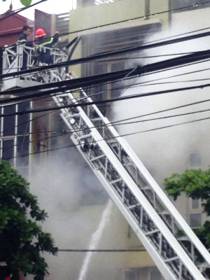 Lửa ngùn ngụt bốc cao trong cơn mưa lớn - 2 Nỗ lực cứu lửa trong cơn mưa lớn