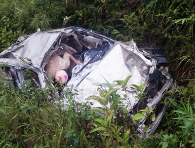 Chiếc xe bị hư hỏng hoàn toàn sau vụ tai nạn