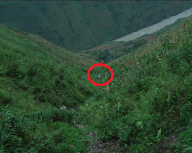 Chiếc xe nằm dưới vực sâu hun hút