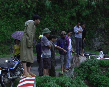 Nhiều người dân hiếu kỳ quan sát hiện trường vụ tai nạn
