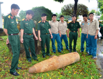 Phát hiện quả bom hơn 300kg bên bờ ruộng - 1 Quả bom nặng hơn 300kg đã được tháo dỡ an toàn (Ảnh: Báo Hòa Bình)