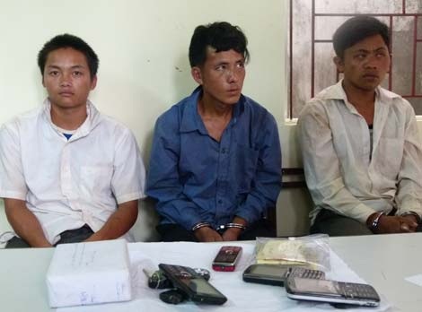 Các đối tượng vận chuyển 2 bánh Heroin (Ảnh: Báo CAND)