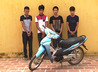 6 giờ truy bắt nhóm cướp xe máy - 1 Các đối tượng cùng tang vật vụ án