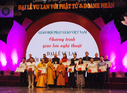 Đại lễ Vu lan - Giá trị đạo đức cao đẹp của dân tộc - 4 Trao Bằng ghi nhận công đức cho các nhà tài trợ
