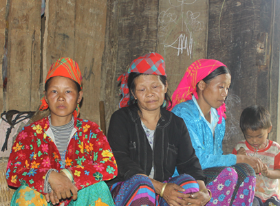 Hạnh phúc ngập tràn sau hai năm người đàn ông Mông lưu lạc - 4 Mẹ của Na cùng người thân đã có mặt để đón con trai trở về (Trong ảnh: thứ ba từ phải sang)