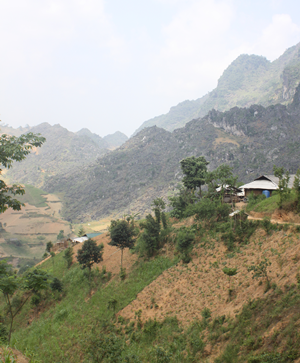 Hạnh phúc ngập tràn sau hai năm người đàn ông Mông lưu lạc - 5 Gia đình của Ly Mí Na nằm trên sườn đồi rất cheo leo