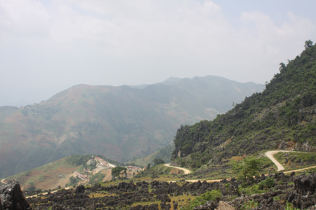 Hạnh phúc ngập tràn sau hai năm người đàn ông Mông lưu lạc - 1 Toàn cảnh thôn Lũng Lầu nhìn từ xa
