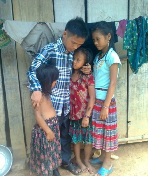 Hạnh phúc ngập tràn sau hai năm người đàn ông Mông lưu lạc - 3 Giây phút Ly Mí Na gặp lại các con