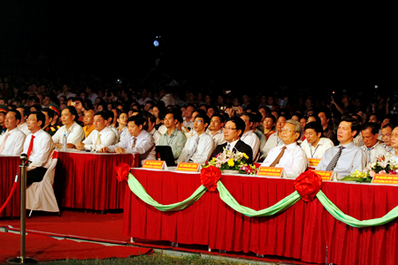 Các đại biểu, khách quý tham dự chương trình.