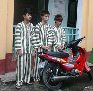 Băng cướp “nhí” hung hãn cầm mã tấu đi cướp tài sản của học sinh - 1 Các đối tượng cùng phương tiện đi cướp.