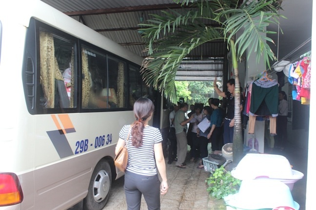 Việc giao nhận lên xe đi các Trung tâm bảo trợ diễn ra khá nhanh gọn.