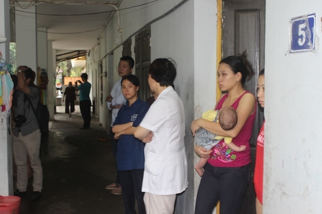 Tiến hành thủ tục giao các cháu nhỏ lên xe.