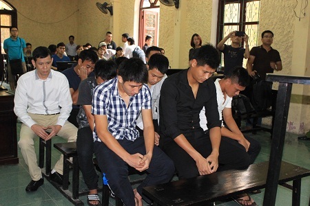 Các bị cáo luôn cố ý tránh mắt người tham dự phiên toà, họ không dám nhìn thẳng vào bất cứ ai.