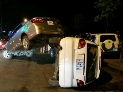 Chiếc xe chồng lên nhau như đang diễn xiếc