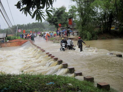 Nước lũ dâng cao, một học sinh tiểu học bị lũ cuốn - 1 Cầu tràn tại huyện Đại Từ tiềm ẩn nhiều nguy hiểm trong mùa mưa lũ, nhất là đối với trẻ nhỏ.