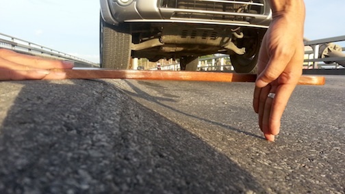 Những vết loang lổ gây mất mỹ quan trên cầu Bãi Cháy. (Ảnh chụp sáng 26/8 - Quốc Đô).