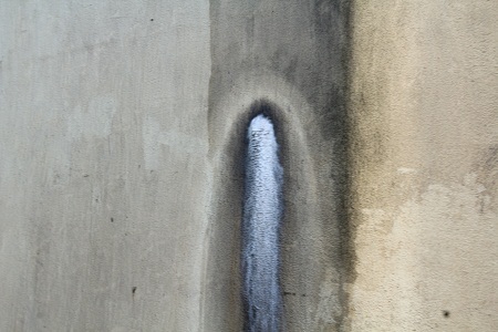 Những vết loang lổ gây mất mỹ quan trên cầu Bãi Cháy. (Ảnh chụp sáng 26/8 - Quốc Đô).