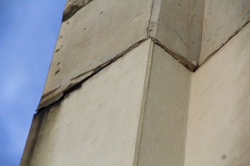 Những vết loang lổ gây mất mỹ quan trên cầu Bãi Cháy. (Ảnh chụp sáng 26/8 - Quốc Đô).