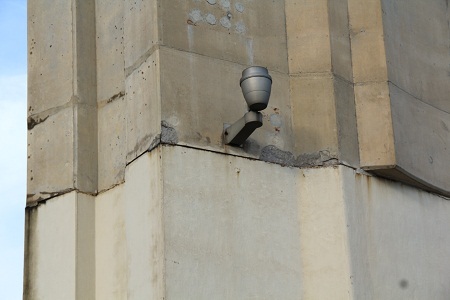 Những vết loang lổ gây mất mỹ quan trên cầu Bãi Cháy. (Ảnh chụp sáng 26/8 - Quốc Đô).