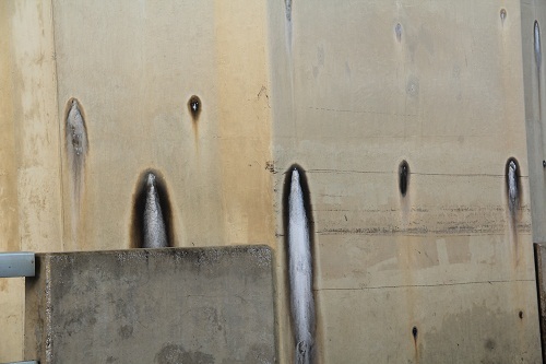 Những vết loang lổ gây mất mỹ quan trên cầu Bãi Cháy. (Ảnh chụp sáng 26/8 - Quốc Đô).