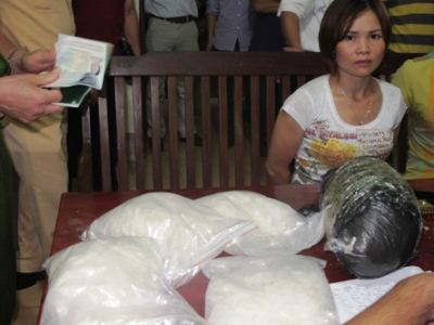 "Nữ quái" vận chuyển 6kg ma túy đá bằng taxi - 1 Đối tượng Loan cùng tang vật tại cơ quan điều tra (Ảnh: Báo GTVT)