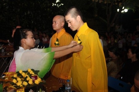 Hàng nghìn phật tử tham dự Đại lễ tri ân đấng sinh thành - 5 Nghi thức bông hồng cài áo thu hút nhiều phật tử tham gia.
