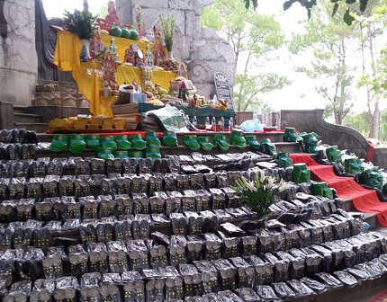 Tri ân các Anh linh anh hùng liệt sĩ tại Nghĩa trang Trường Sơn.