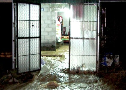 Lũ lớn bất ngờ tràn vào nhà người dân trong đêm