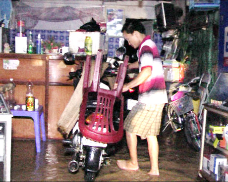 Lũ ống bất ngờ, thị trấn Mèo Vạc chìm trong nước - 2 Người dân tất tả dọn đồ trong đêm