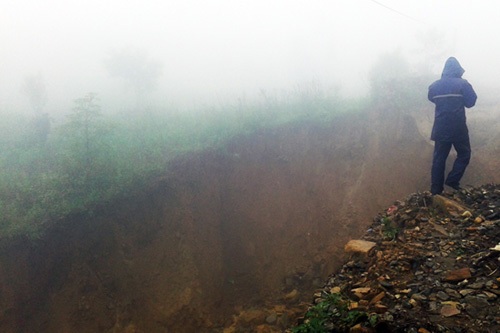 Tỉnh lộ 158  bị sạt lở khiến xã Y Tý bị cô lập (Ảnh: Báo Lào Cai)