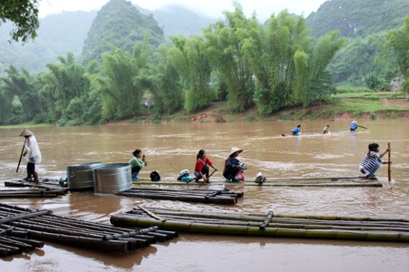 Lật bè mảng, ba học sinh chết đuối thương tâm - 2 Bè mảng rất khó điều khiển, tiềm ẩn nhiều nguy cơ tai nạn đuối nước