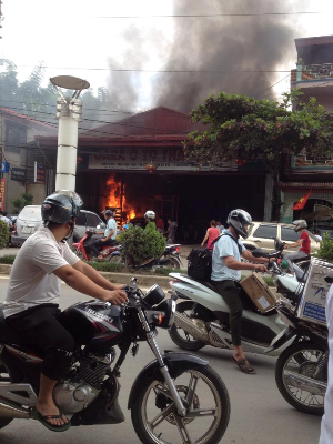 Lửa ngùn ngụt bốc cháy trong Gara ô tô