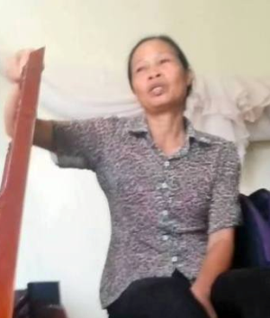 Màn kịch của người vợ dùng dây sạc điện thoại siết cổ chồng - 1 Bà Hoản - mẹ nạn nhân Khang đau đớn kể lại sự việc.