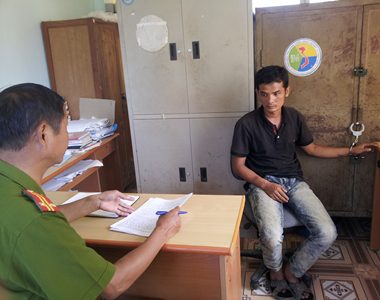 Đối tượng Vương Thế Anh bị tạm giữ tại trụ sở UBND xã Thông Huề.