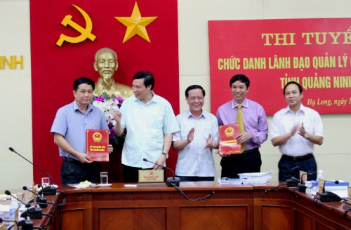 Bổ nhiệm chức danh Giám đốc, Phó Giám đốc Sở cho ứng viên trúng tuyển - 1 Công bố quyết định bổ nhiệm cho hai ứng viên trúng tuyển chức danh lãnh đạo cấp Sở.