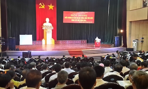 Phó Thủ tướng Nguyễn Xuân phúc trao quà tặng cho các Bí thư chi bộ thôn, bản tiêu biểu.