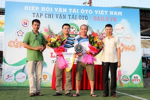 Nasco đoạt cúp, Dân trí giật giải cống hiến tại cúp Đại lộ - 2 Hai đội giật giải chơi cống hiến nhận quà tặng và hoa từ Ban Ŵổ chức.