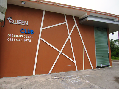 Vụ ngạt khí tại quán karaoke: Nạn nhân thứ 8 tử vong - 1 Quán Karaoke Queen Club - nơi xảy ra vụ ngạt khí nghiêm trọng