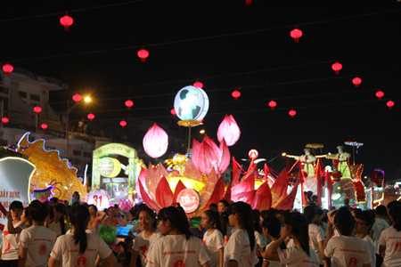 Rực rỡ đêm hội Trung thu lớn nhất Việt Nam - 2 Đêm hội Thành Tuyên thu hút hàng nghìn người tham gia