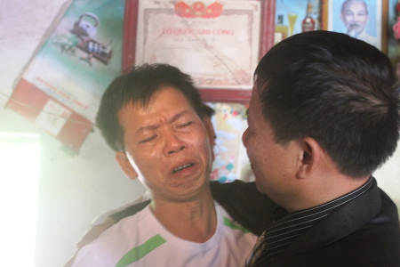 Sáng nay xét xử Lý Nguyễn Chung trong vụ án oan 10 năm - 5 Người tù oan Nguyễn Thanh Chấn gặp lại người thân sau 10 năm chịu án.