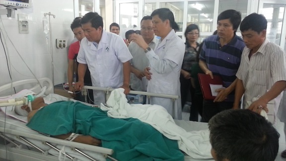 Bộ trưởng GTVT họp “nóng” về vụ tai nạn thảm khốc tại Lào Cai - 1 Bộ trưởng Bộ GTVT thăm hỏi các bệnh nhân tại bênh viện 500 giường Lào Cai.