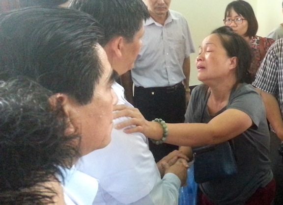 Thân nhân các nạn nhân xấu số đau đớn than khóc với các y bác sĩ.