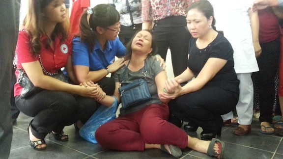 Bộ trưởng GTVT họp “nóng” về vụ tai nạn thảm khốc tại Lào Cai - 3 Thân nhân các nạn nhân xấu số ngất lên ngất xuống tại nhà tang lễ