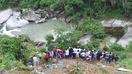 Rất đông người dân, du khách tràn xuống gần khu vực chiếc xe gặp nạn phía dưới vực sâu để theo dõi.