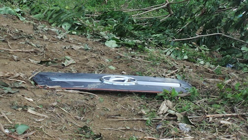 Vỏ thương hiệu xe bị văng xa cách nơi chiếc xe nằm dưới vực hàng trăm mét.