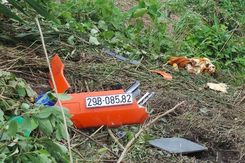 Phần đầu xe có gắn chiếc BKS vẫn còn vương vãi tại hiện trường.