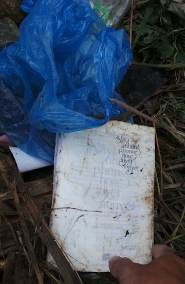 Cuốn truyện của một hành khách sót lại ở hiện trường.