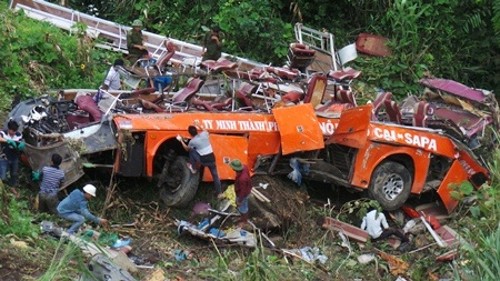 Nhiều người tham dự việc kiểm tra, khám nghiệm chiếc xe khách từ dưới lòng vực sâu.