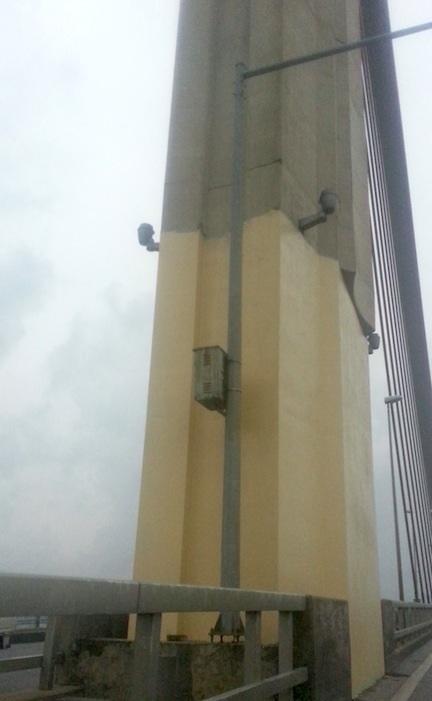 Sở GTVT Quảng Ninh báo cáo nguyên nhân cầu Bãi Cháy xuống cấp - 2 Trụ cầu Bãi Cháy đã được khắc phục sơn phủ những vết loang lổ gây mất mỹ quan tại địa phương.