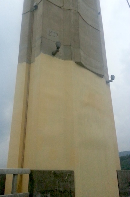 Sở GTVT Quảng Ninh báo cáo nguyên nhân cầu Bãi Cháy xuống cấp - 1 Trụ cầu Bãi Cháy đã được khắc phục sơn phủ những vết loang lổ gây mất mỹ quan tại địa phương.